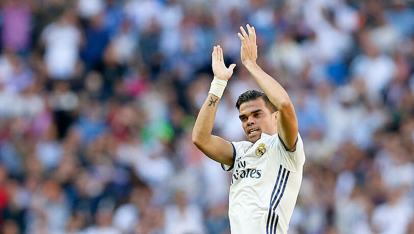 Real-Innenverteidiger Pepe wird wohl in beiden Spielen gegen die Bayern fehlen. Real-Innenverteidiger Pepe wird wohl in beiden Spielen gegen die Bayern fehlen.