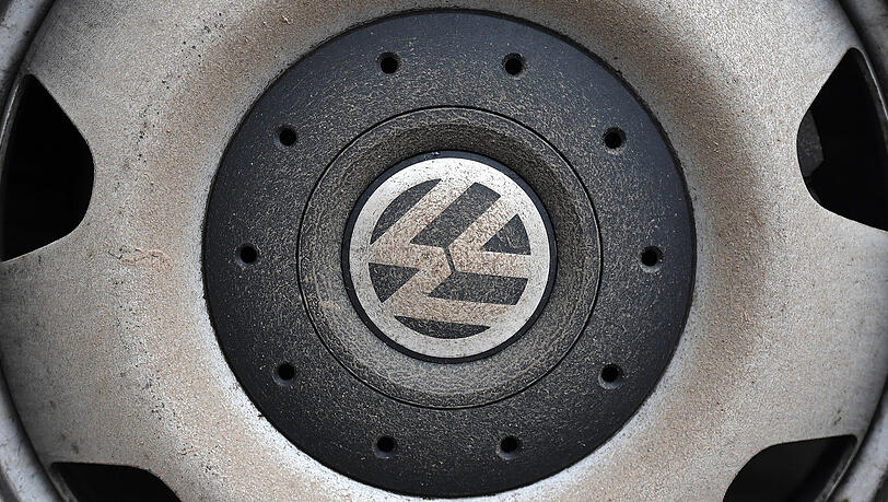 Das VW-Logo auf einer Radkappe: In Deutschland herrscht zur Zeit Absatzflaute. Das VW-Logo auf einer Radkappe: In Deutschland herrscht zur Zeit Absatzflaute.