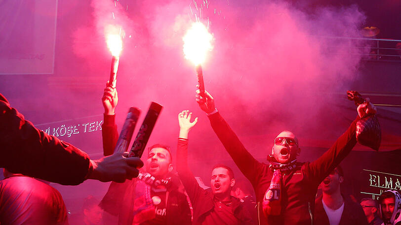 Im Rahmen des Euro-League-Spiels zwischen Besiktas Istanbul und Olympique Lyon im April 2017 kam es außerhalb des Stadions zu Ausschreitungen zwischen beiden Fanlagern.