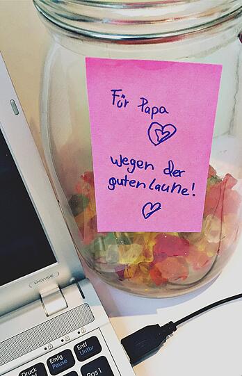 Miese Stimmung verbreiten, bloß weil man viel arbeiten muss? Ronja (9) hat da ein besseres Rezept für ihren Papa.