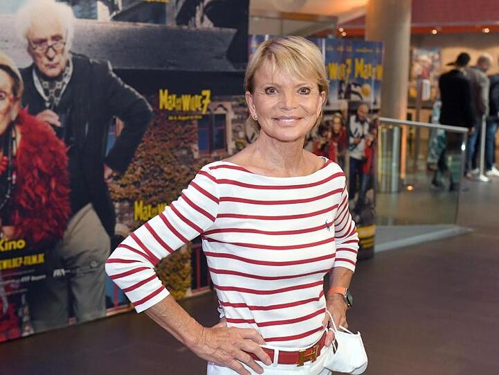 Die Schauspielerin Uschi Glas kommt mit Mund-Nasen-Bedeckung zur Premiere des Films "Max und die wilde 7" im Mathäser Kino. Foto: Felix Hörhager/dpa/Archiv