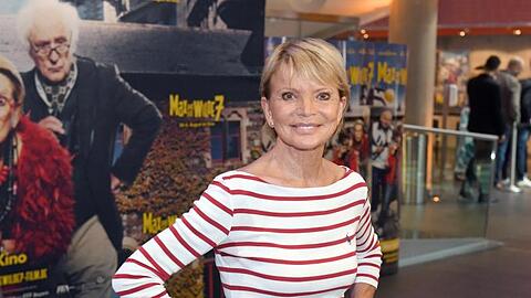 Die Schauspielerin Uschi Glas kommt mit Mund-Nasen-Bedeckung zur Premiere des Films "Max und die wilde 7" im Mathäser Kino. Foto: Felix Hörhager/dpa/Archiv