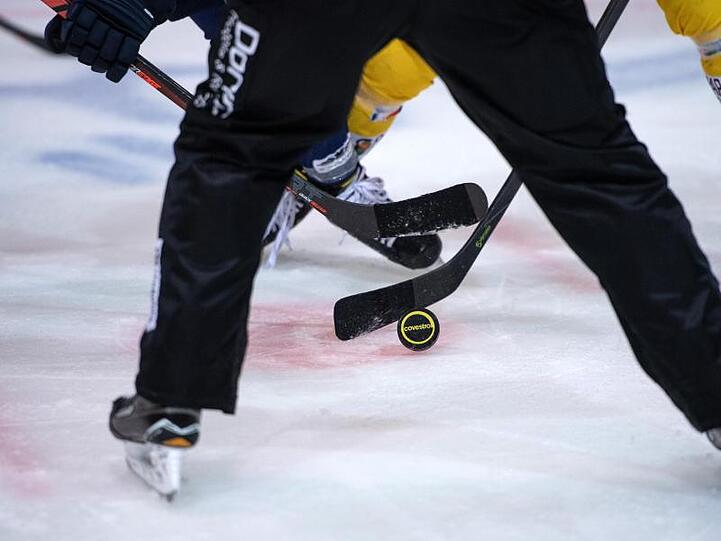 Ein Eishockey-Spiel. Foto: Bernd Thissen/dpa/Symbolbild