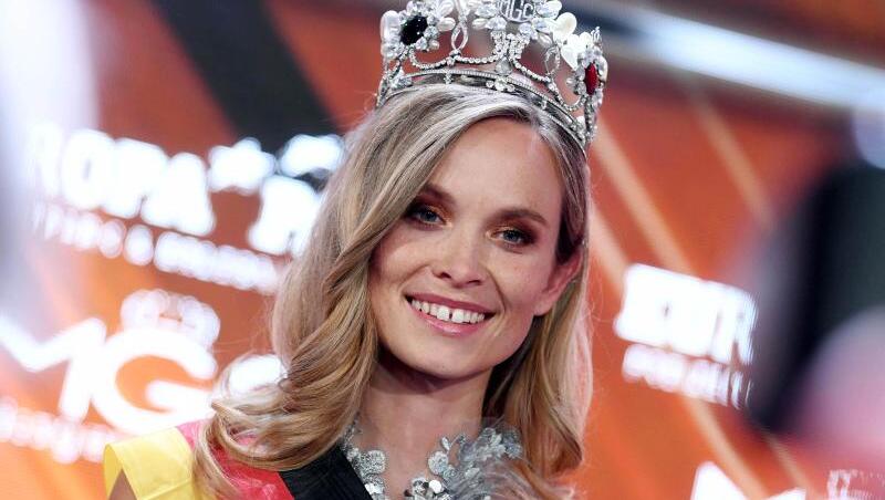 Miss Baden-Württemberg, Nadine Berneis aus Stuttgart, wird im Europa-Park zur "Miss Germany 2019“ gekürt. Miss Baden-Württemberg, Nadine Berneis aus Stuttgart, wird im Europa-Park zur "Miss Germany 2019“ gekürt.