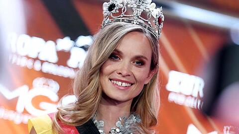 Miss Baden-Württemberg, Nadine Berneis aus Stuttgart, wird im Europa-Park zur "Miss Germany 2019&ldquo; gekürt.