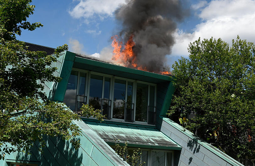 Juli: Im Dachstuhl einer Kindertagesstätte in der Prälat-Wellenhofer-Straße in Großhadern bricht ein Feuer aus. Der Pilot einer Drohne nützt die Gelegenheit, um aus der Luft spannende Aufnahmen zu schießen, und stört dabei aber auch die Löscharbeiten der Feuerwehrleute. Der 36-Jährige aus München wird von der Polizei angezeigt.