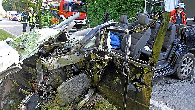 Fahrer (34) und Beifahrer (21) des VW Touran wurden schwer verletzt. Fahrer (34) und Beifahrer (21) des VW Touran wurden schwer verletzt.
