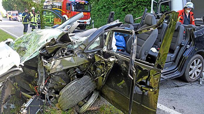 Fahrer (34) und Beifahrer (21) des VW Touran wurden schwer verletzt.