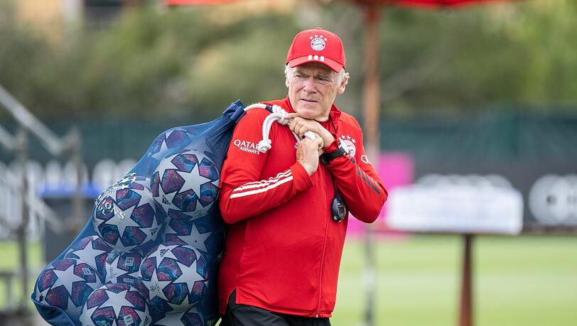 Der 68-jährige Kult-Trainer war von 1990 bis 1995 und 2001 bis 2021 für den FC Bayern tätig, als Co-Trainer gewann er zwei Mal die Champions League, war neun Mal deutscher Meister, fünf Mal Pokalsieger. Der 68-jährige Kult-Trainer war von 1990 bis 1995 und 2001 bis 2021 für den FC Bayern tätig, als Co-Trainer gewann er zwei Mal die Champions League, war neun Mal deutscher Meister, fünf Mal Pokalsieger.