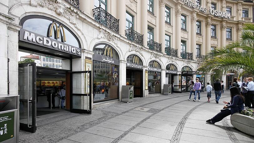 Vor diesem Schnellrestaurant am Stachus nahmen die beiden Jugendlichen einem 22-J&auml;hrigen das Handy ab und gaben es ihm erst gegen Geld wieder zur&uuml;ck.