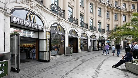 Vor diesem Schnellrestaurant am Stachus nahmen die beiden Jugendlichen einem 22-J&auml;hrigen das Handy ab und gaben es ihm erst gegen Geld wieder zur&uuml;ck.