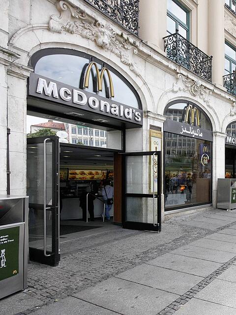 Vor diesem Schnellrestaurant am Stachus nahmen die beiden Jugendlichen einem 22-J&auml;hrigen das Handy ab und gaben es ihm erst gegen Geld wieder zur&uuml;ck.