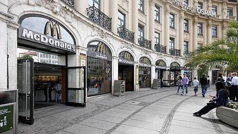 Vor diesem Schnellrestaurant am Stachus nahmen die beiden Jugendlichen einem 22-J&auml;hrigen das Handy ab und gaben es ihm erst gegen Geld wieder zur&uuml;ck.