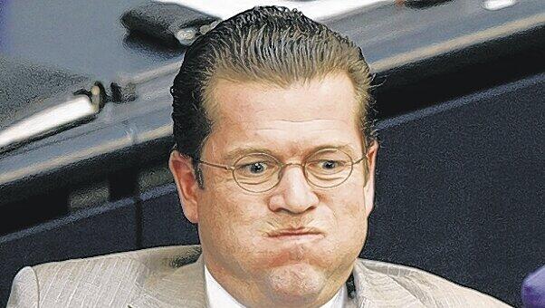 Der nächste Kraftakt: Wirtschaftsminister Guttenberg verkündete gestern die neuesten Maßnahmen gegen die Krise. Foto: Reuters Der nächste Kraftakt: Wirtschaftsminister Guttenberg verkündete gestern die neuesten Maßnahmen gegen die Krise. Foto: Reuters