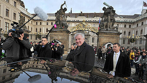 Will seine außenpolitische Kompetenz beweisen: Ministerpräsident Horst Seehofer bei der ersten bayerischen Prag-Reise. Will seine außenpolitische Kompetenz beweisen: Ministerpräsident Horst Seehofer bei der ersten bayerischen Prag-Reise.