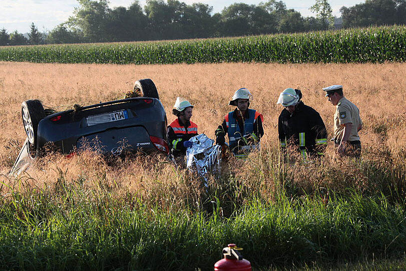 Eine 19-Jährige Fahranfängerin hat am frühen Samstagmorgen einen tödlichen Unfall verursacht. Die Bilder von der Unfallstelle.