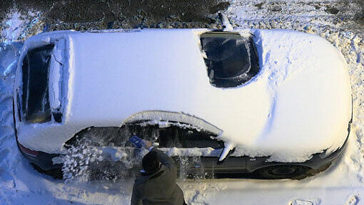 Die Tücken des Winters: Ein eingeschneites Auto (Symbolbild) Die Tücken des Winters: Ein eingeschneites Auto (Symbolbild)