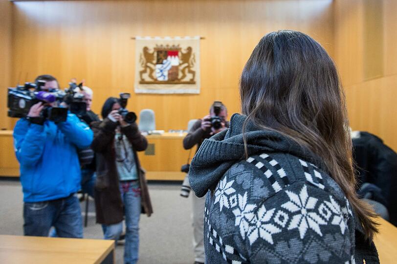 Die Angeklagte Bianca T. im Gerichtssaal des Landgerichts Landshut. Ein Jahr nach einem Familiendrama mit drei toten Kindern in Freising muss sich die Mutter wegen Mordes vor dem Gericht verantworten.