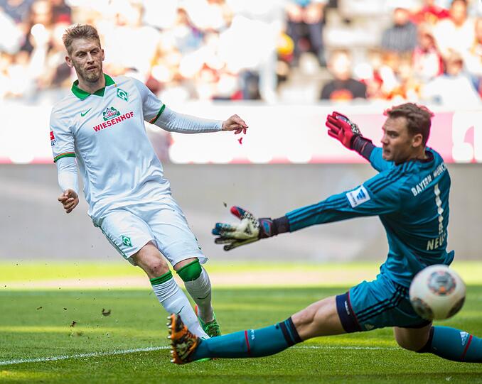 Aaron Hunt erzielt das 2:1 gegen Manuel Neuer
