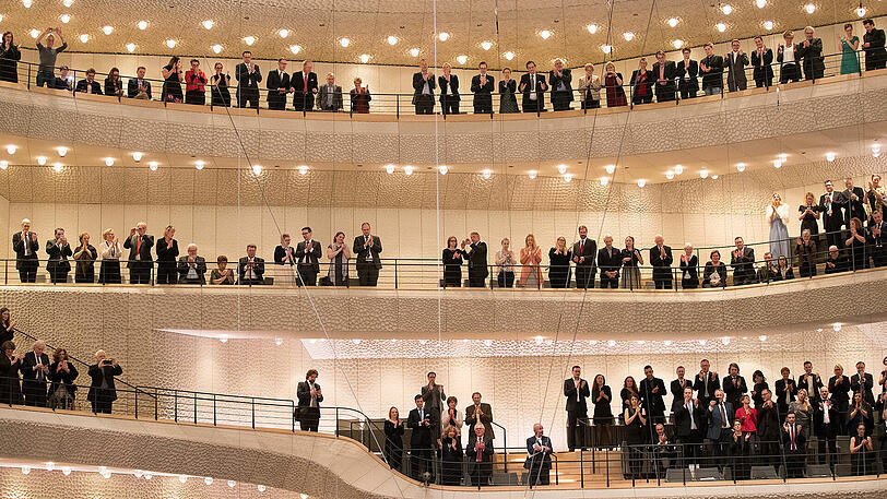 Spektakuläre Bilder: Mit einem großen Festakt wurde das "Jahrhundertbauwerk" Elbphilharmonie eröffnet.