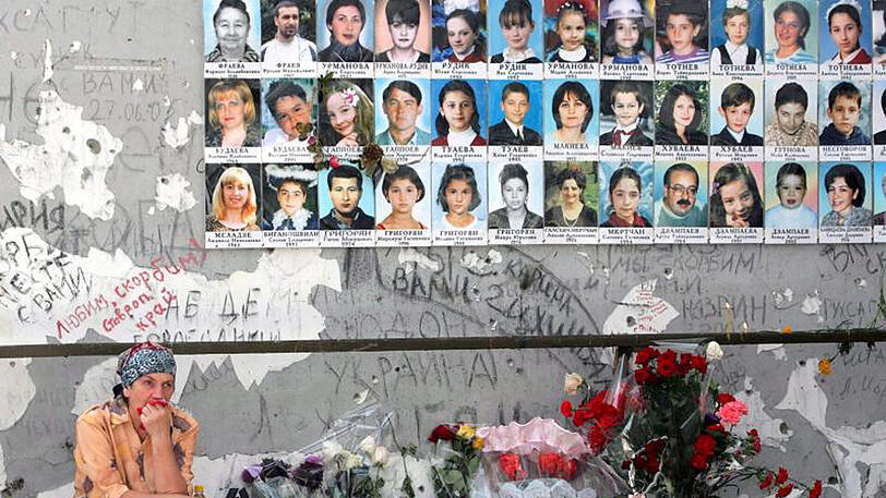 Eine Frau trauert 2006 um die Opfer von Beslan. Bei dem islamistischen Terrorangriff starben 2004 mehr als 330 Menschen, unter ihnen über 180 Kinder.