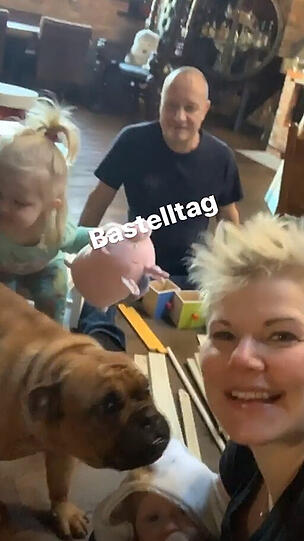 Auch Schlagersängerin Melanie Müller nutzt die Zeit ebenfalls für ihre Familie.