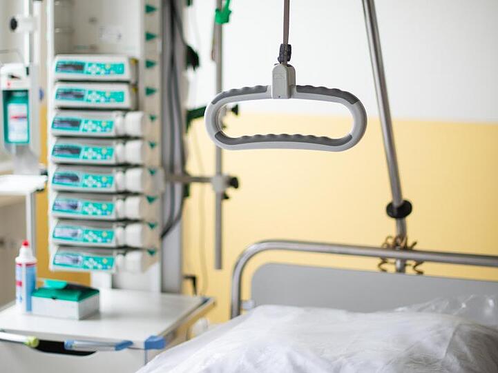 Münchner Klinik gibt ihren Alltagsbetrieb vorerst auf.