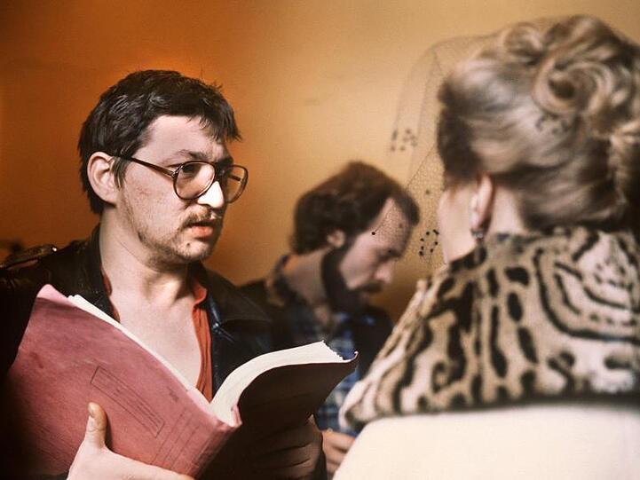 Dreharbeiten zu "Die Ehe der Maria Braun": Rainer Werner Fassbinder gibt Hanna Schygulla Regieanweisungen.