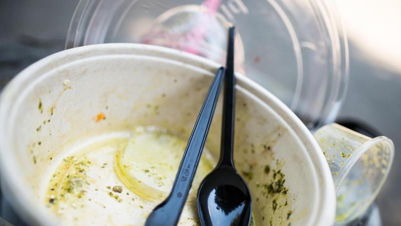 Im Jahr 2017 fielen in Deutschland 18,7 Millionen Tonnen Verpackungsmüll - rechnerisch waren das 226,5 Kilogramm pro Person. Im Jahr 2017 fielen in Deutschland 18,7 Millionen Tonnen Verpackungsmüll - rechnerisch waren das 226,5 Kilogramm pro Person.
