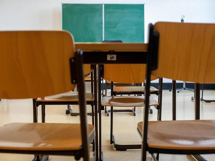 Unbesetzte Stühle stehen in einem verlassenen Klassenzimmer einer Schule in Magdeburg.