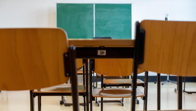 Unbesetzte Stühle stehen in einem verlassenen Klassenzimmer einer Schule in Magdeburg. Unbesetzte Stühle stehen in einem verlassenen Klassenzimmer einer Schule in Magdeburg.