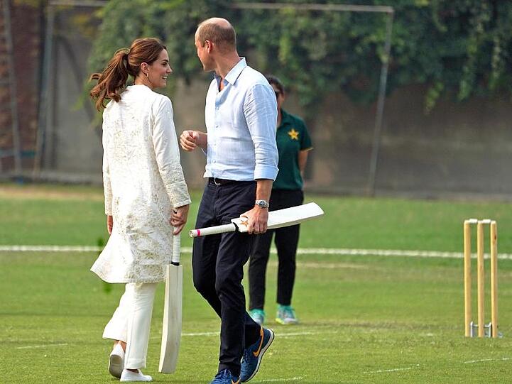 William und Kate haben Spaß beim Cricket.