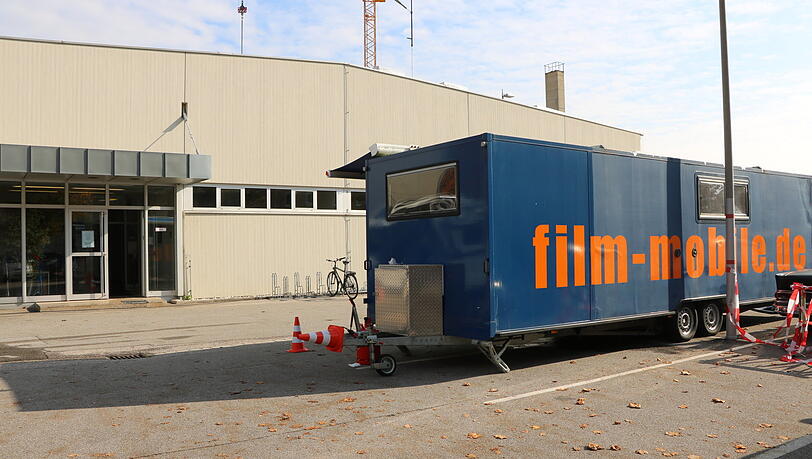 Vor dem Druckzentrum an der Porschestraße stehen die Fahrzeuge der Filmcrew. Vor dem Druckzentrum an der Porschestraße stehen die Fahrzeuge der Filmcrew.