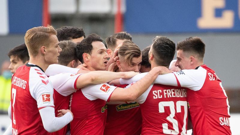 Freiburgs Spieler jubeln nach dem 1:0.