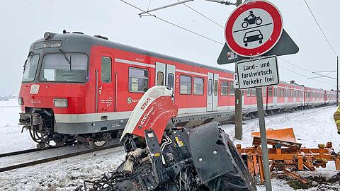 Ein Räumfahrzeug und eine S-Bahn kollidierten.