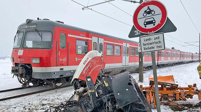 Ein Räumfahrzeug und eine S-Bahn kollidierten.