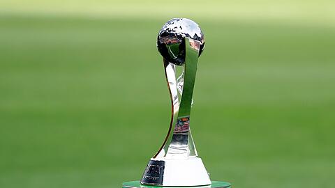 Ein Blick auf den Pokal auf dem Spielfeld bei der U20-Fußballweltmeisterschaft.