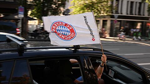 Vereinzelte Fans des FC Bayern fahren über die Leopoldstraße.