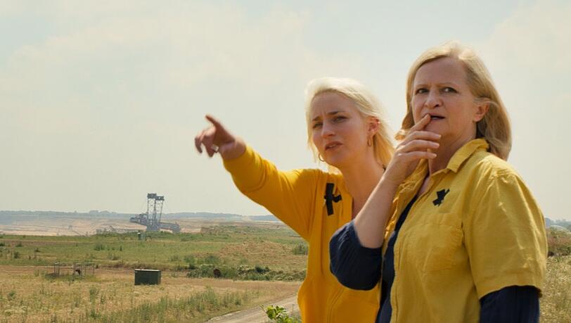 "Eher fliegen hier UFOs": Natalie (Merle Wasmuth, l.) und Marita (Johanna Gastdorf) betrachten das Abbaugebiet.