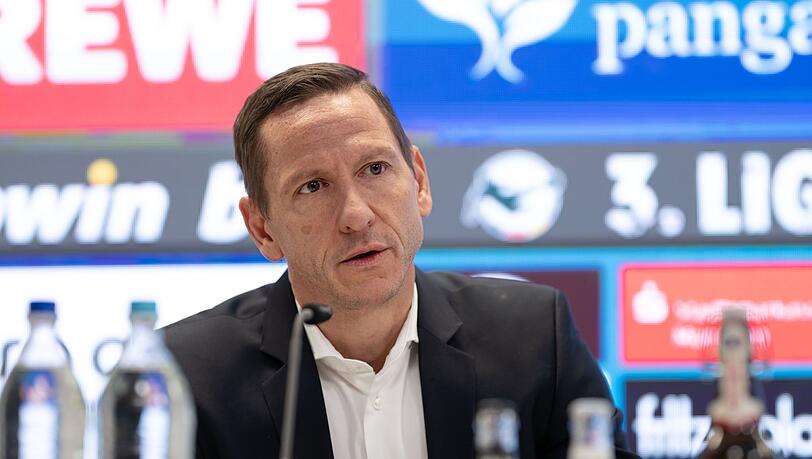 Geschäftsführer Marc-Nicolai Pfeifer spricht während einer Pressekonferenz. Er verlässt den Verein vorzeitig.
