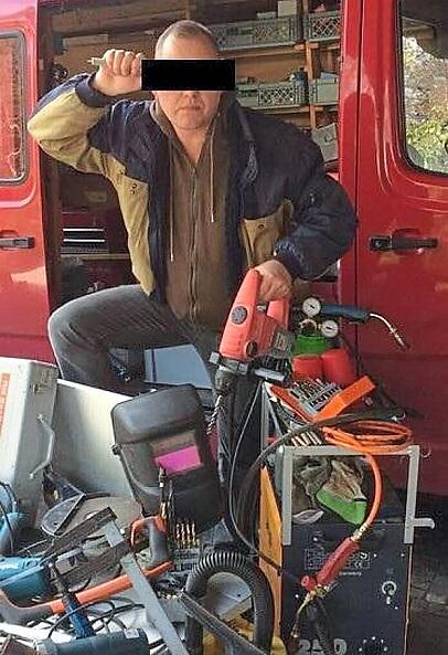 Martin P. an seinem Mercedes.