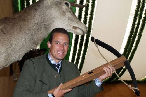 Die Trophäe hängt schon in der Festzelt-Boxe: Wiesn-Wirt Peter Inselkammer junior mit einer (Deko-)Armbrust.