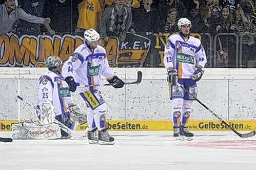 2.3 in Krefeld verloren: Der EHC München um Patrik Vogl (r.).
