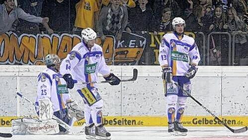 2.3 in Krefeld verloren: Der EHC München um Patrik Vogl (r.). 2.3 in Krefeld verloren: Der EHC München um Patrik Vogl (r.).