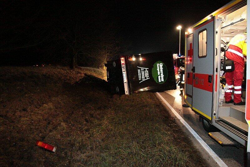 Am Mittwoch morgen kippte ein LKW auf der B 12 bei Rattenkirchen um: Der verletzte Fahrer war in seiner Kabine eingeklemmt und musste von der Feuerwehr befreit werden. Die Bilder!