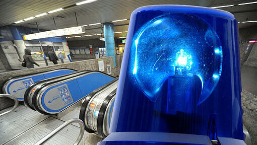 Ein Münchner U-Bahn-Fahrer hat am Mittwoch an der Station Sendlinger Tor ein Feuer gelöscht und dadurch vermutlich Schlimmeres verhindert. Ein Münchner U-Bahn-Fahrer hat am Mittwoch an der Station Sendlinger Tor ein Feuer gelöscht und dadurch vermutlich Schlimmeres verhindert.