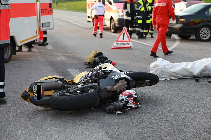 Im Landkreis Rosenheim hat eine Autofahrerin einen Motorradfahrer übersehen. Der Mann stirbt noch am Unfallort, die Frau wird schwer verletzt ins Krankenhaus geflogen.