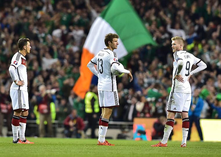 Betreten schauen Mesut Özil, Thomas Müller und André Schürrle (von links) nach der unerwarteten Niederlage gegen Irland drein.