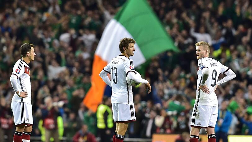 Betreten schauen Mesut Özil, Thomas Müller und André Schürrle (von links) nach der unerwarteten Niederlage gegen Irland drein. Betreten schauen Mesut Özil, Thomas Müller und André Schürrle (von links) nach der unerwarteten Niederlage gegen Irland drein.