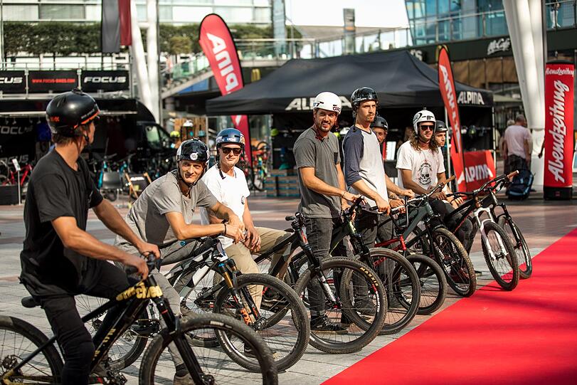 Bereit zum Gasgeben: Die Profis beim &bdquo;Bike & Style&ldquo;